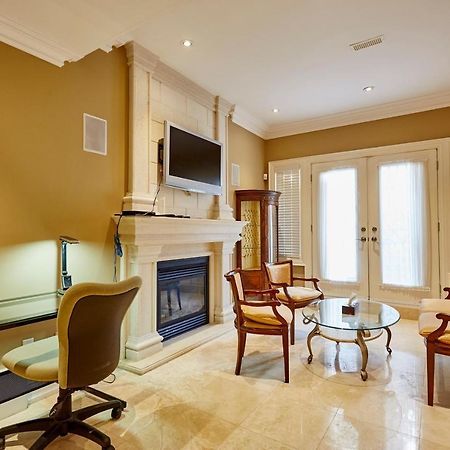 Elegant Apartment With Sauna โตรอนโต ภายนอก รูปภาพ