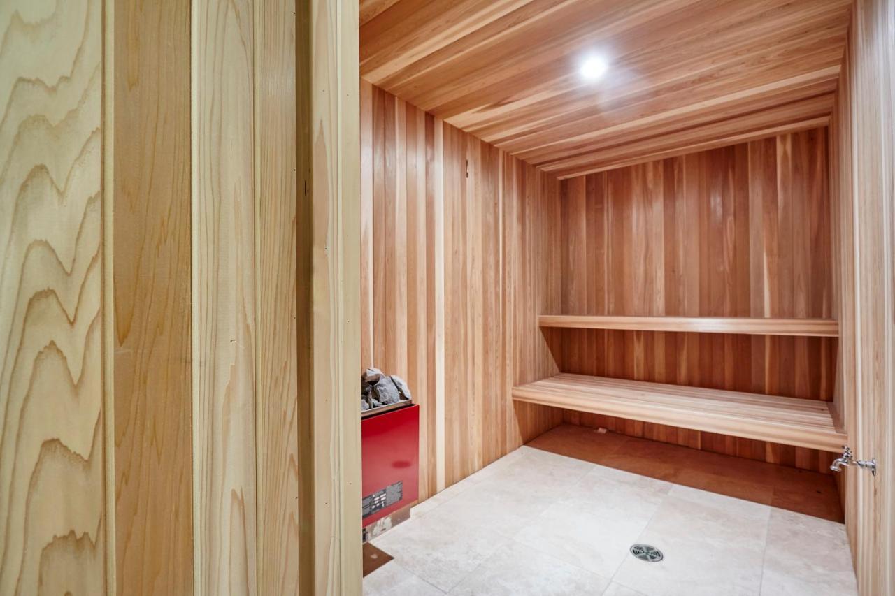 Elegant Apartment With Sauna โตรอนโต ภายนอก รูปภาพ