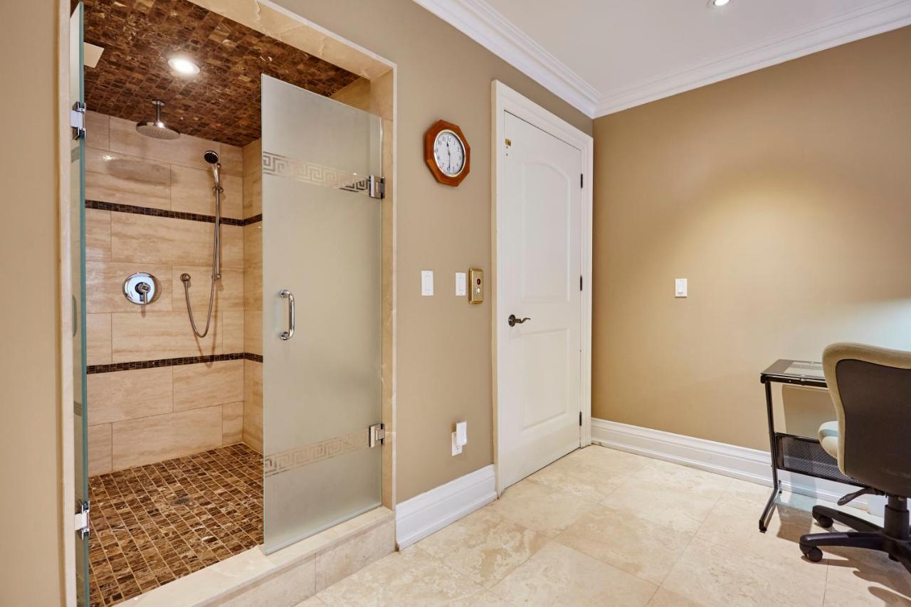 Elegant Apartment With Sauna โตรอนโต ภายนอก รูปภาพ