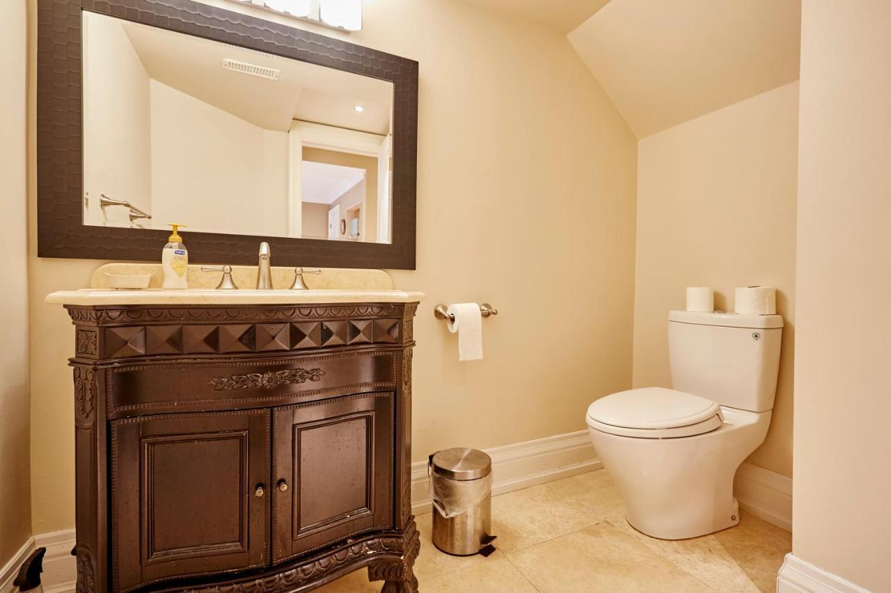 Elegant Apartment With Sauna โตรอนโต ภายนอก รูปภาพ